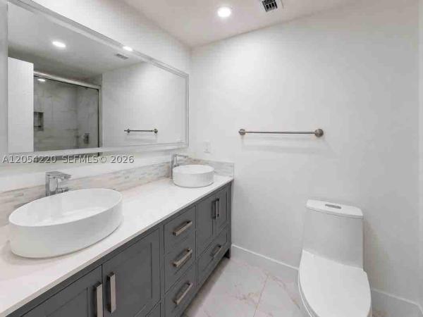 Arlen House West, 500 Bayview Dr #232, Sunny Isles Beach, Florida 33160, image 3