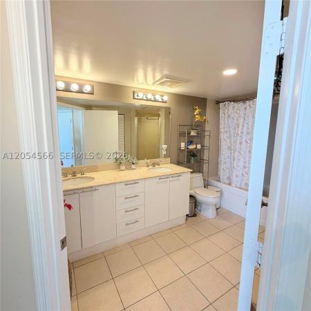 La Perla, 16699 Collins Ave #1410, Sunny Isles Beach, Florida 33160, image 2