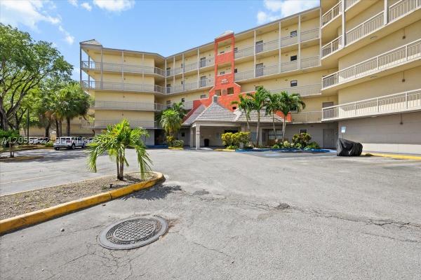 Las Vistas At Doral, 8290 Lake Dr #130, Doral, Florida 33166, image 2