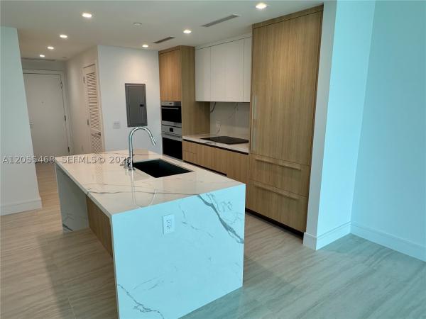 2411 Lagna Cir #1407, North Miami, Florida 33181, image 1