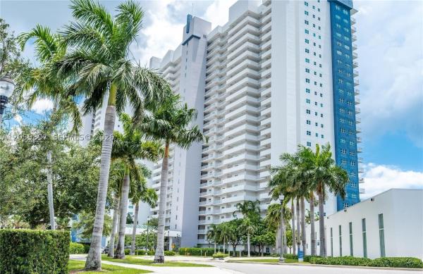 One Fifty One At Biscayne, 14951 Royal Oaks Ln #409, North Miami, Florida 33181, image 3
