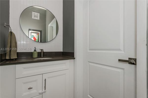 1066 NE 35th St, Oakland Park, Florida 33334, image 2
