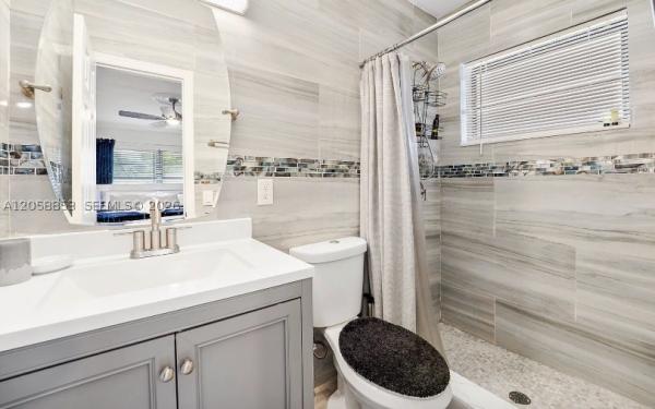 Scott Lake Manor, 941 NW 180th Ter, Miami Gardens, Florida 33169, image 2