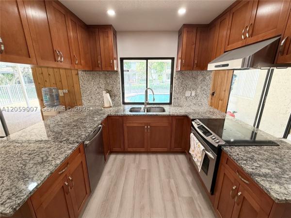Oakwood, 9788 NW 3rd Mnr, Coral Springs, Florida 33071, image 2