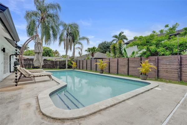 Tanglewood Lakes, 620 SW 100th Ave, Pembroke Pines, Florida 33025, image 1