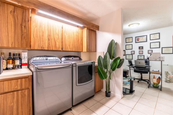 Whitehall Of Pine Island Ridge, 1508 Whitehall Dr #206, Davie, Florida 33324, image 2