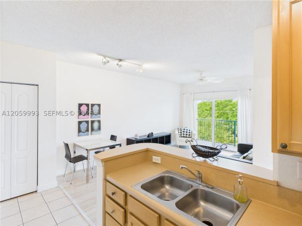 Valencia, 6001 SW 70th St #455, South Miami, Florida 33143, image 3