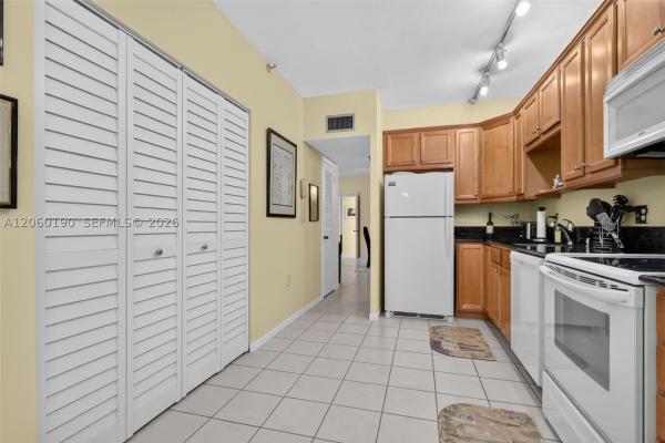 900 NE 195th St #109, Unincorporated Dade County, Florida 33179, image 3
