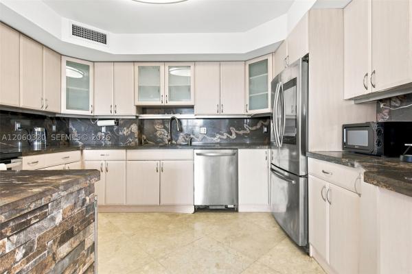 Arlen House West, 500 Bayview Dr #2121, Sunny Isles Beach, Florida 33160, image 3