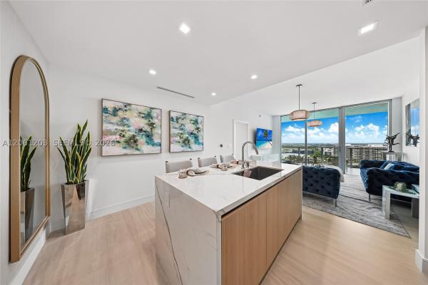 2411 Laguna Cir #2010, Miami, Florida 33181, image 2