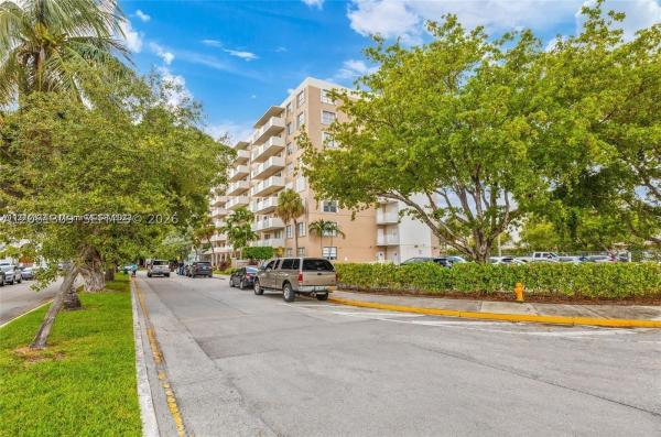 Island Place At North Bay Village, 1455 N Treasure Dr #PH-H, North Bay Village, Florida 33141, image 3