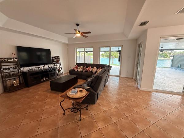 15462 SW 39th St, Unincorporated Dade County, Florida 33185, image 1