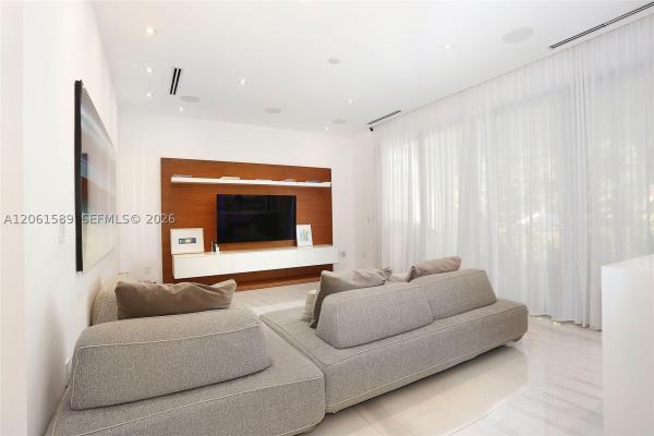 Tropical Isle Homes, 121 Buttonwood Dr, Key Biscayne, Florida 33149, image 1