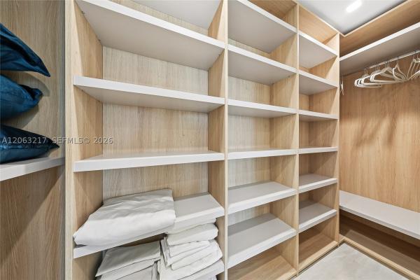 2411 Laguna Cir #2010, Miami, Florida 33181, image 3