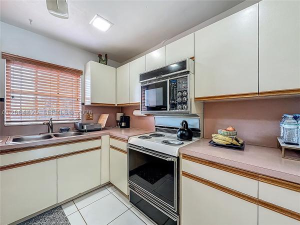 Areta Estates, 2205 NE 123rd St #2205 1/2, North Miami, Florida 33181, image 3