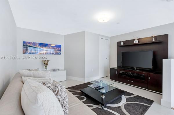 Epic Hotel & Residences, 200 Biscayne Boulevard Way #504, Miami, Florida 33131, image 3
