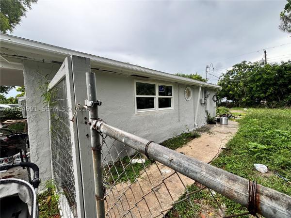 Pine Manor, 5442 4th Ave, Fort Myers, Florida 33907, image 2