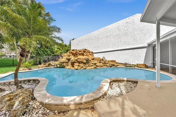 616 NE 195th St, Unincorporated Dade County, Florida 33179, image 3