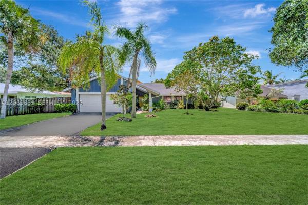Plantation Hills, 620 E Plantation Cir, Plantation, Florida 33324, image 1