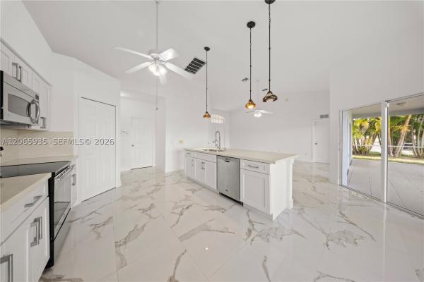 Cape Coral, 605 SE 23rd Ave, Cape Coral, Florida 33990, image 2