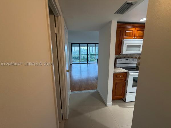 Biscaya, 20500 W Country Club Dr #517, Aventura, Florida 33180, image 3