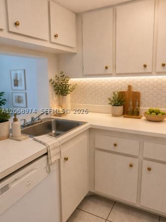 Poinciana Place Of Pine Island Ridge, 9440 Poinciana Pl #404, Davie, Florida 33324, image 2