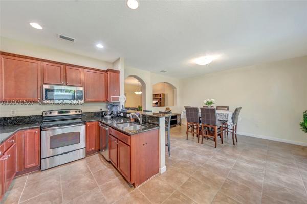 Emerald Creek Townhomes, 12434 NW Emerald Creek Mnr, Plantation, Florida 33325, image 2