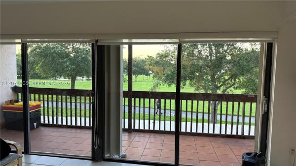 465 W Park Dr #11-3, Unincorporated Dade County, Florida 33172, image 2