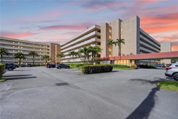 Hollybrook Golf & Tennis Club, 8900 Washington Blvd #409, Pembroke Pines, Florida 33025, image 1
