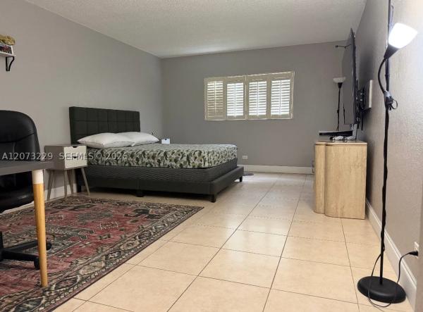 800 NE 195th St #211, Unincorporated Dade County, Florida 33179, image 2