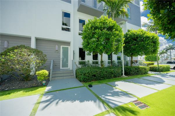 Contempo Townhomes, 9165 NW 33rd St, Doral, Florida 33172, image 2