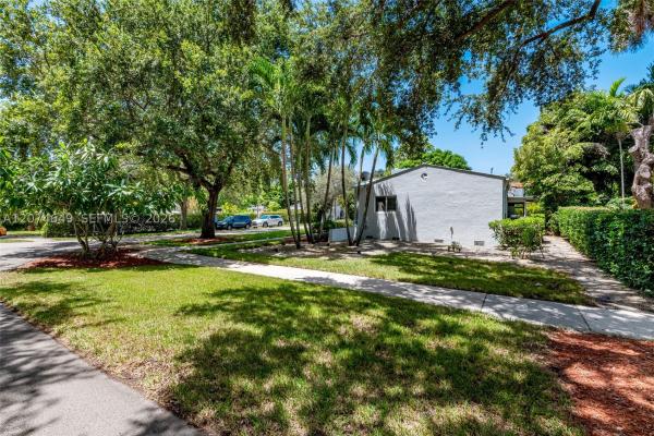 Country Club Estates, 989 Eastward Dr, Miami Springs, Florida 33166, image 2