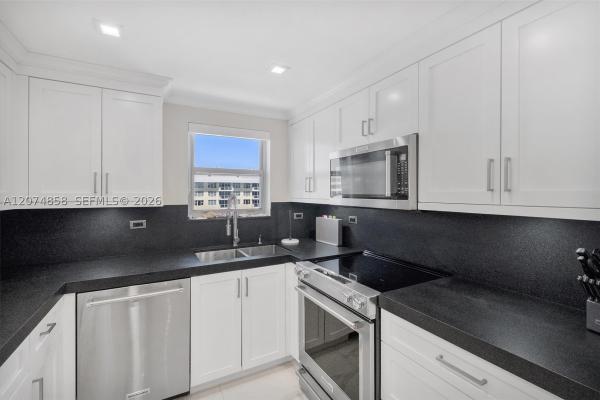 Oceanside Plaza, 5555 Collins Ave #16B, Miami Beach, Florida 33140, image 1