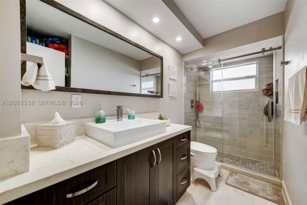 121 Golden, 121 Golden Isles Dr #907, Hallandale Beach, Florida 33009, image 2