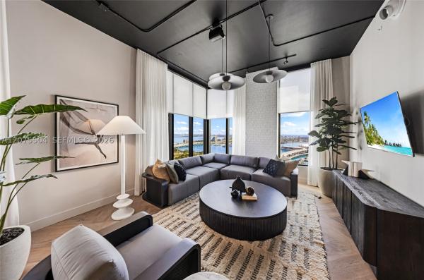 121 NE 5th St #707, Miami, Florida 33132, image 1