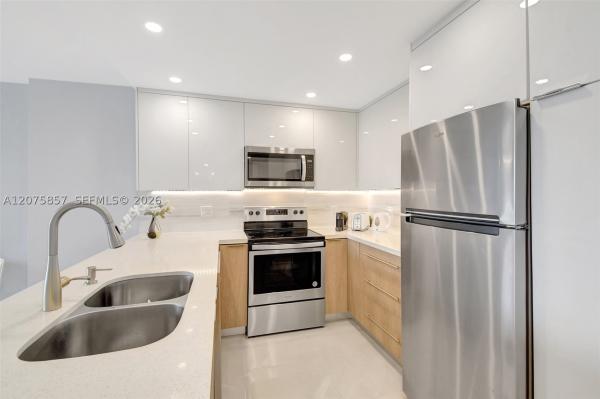 Arlen House East, 100 Bayview Dr #502, Sunny Isles Beach, Florida 33160, image 3