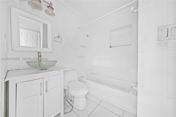 Grosse Pointe Highlands, 2723 NW 3rd St, Miami, Florida 33125, image 3