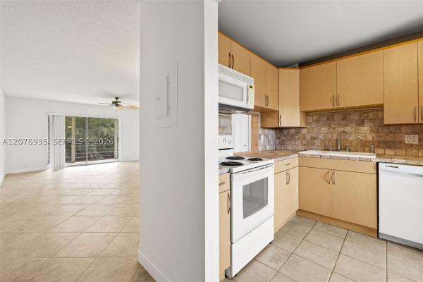 110 Lake Meryl Dr #216, West Palm Beach, Florida 33411, image 3