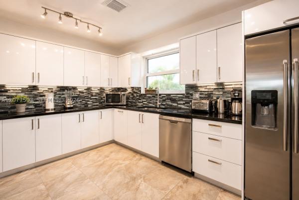 Country Club Homes, 909 N 13th Ct #-, Hollywood, Florida 33019, image 3