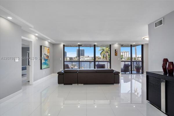 Lindal, 200 Golden Isles Dr #206, Hallandale Beach, Florida 33009, image 3