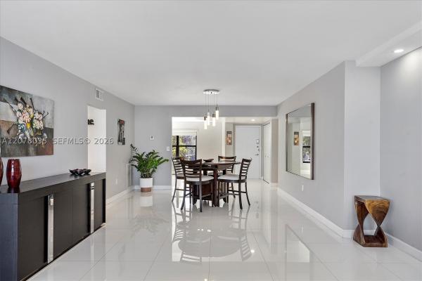 Lindal, 200 Golden Isles Dr #206, Hallandale Beach, Florida 33009, image 2