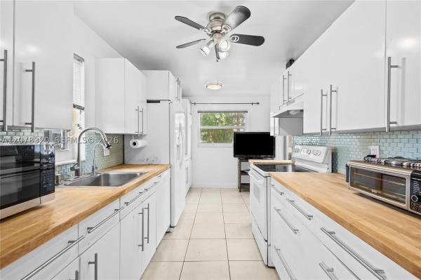 Canongate, 8002 Lagos De Campo Blvd #B-101, Tamarac, Florida 33321, image 1