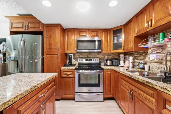 2093 W 54th Ter #38, Hialeah, Florida 33016, image 2