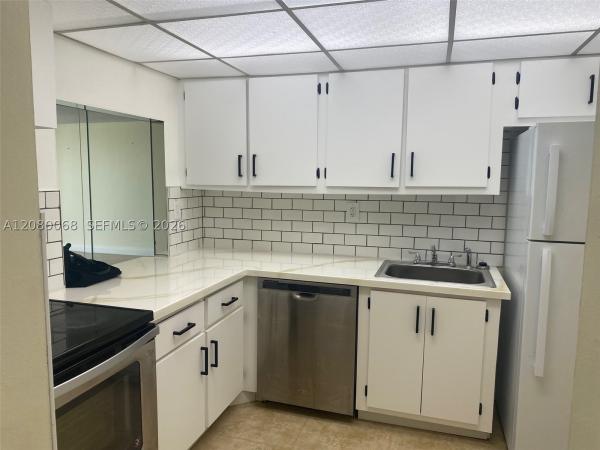 Oceanview Park, 1000 Parkview Dr #427, Hallandale Beach, Florida 33009, image 2