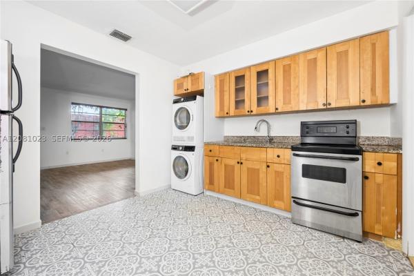 Mundy's Gemini, 2928 Louise St #30, Miami, Florida 33133, image 2