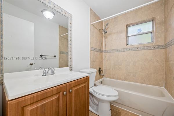 Mundy's Gemini, 2928 Louise St #B, Miami, Florida 33133, image 3