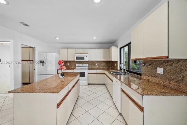 Cloisters, 6005 Buena Vista Ct, Boca Raton, Florida 33433, image 3