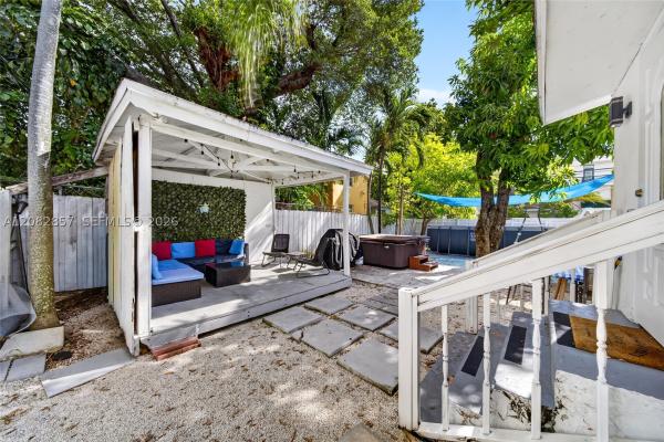 Lemon City Whites, 473 NE 61st St, Miami, Florida 33137, image 1