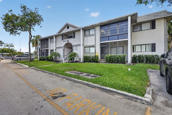 20731 NE 4th Pl #104, Unincorporated Dade County, Florida 33179, image 1