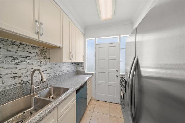 The Esquire House, 4720 Pine Tree Dr #6, Miami Beach, Florida 33140, image 1